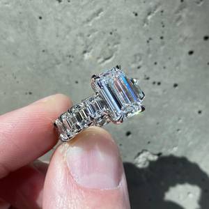 Bague de fiançailles en or blanc plaqué rhodium avec halo caché de diamant de laboratoire taille émeraude, bijoux de luxe pour anniversaire et mariage pour femme - Product Image 2