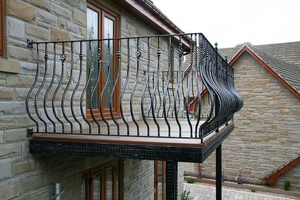 Balustrade de balcon traditionnelle en fer forgé à fixation murale, avec une finition résistante à la rouille, un montage facile et un design élégant. - Product Image 4