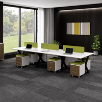 Poste de travail de bureau moderne pour 6 personnes avec dessus blancs, écrans d'intimité verts, pieds en X et supports de rangement mobiles