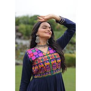 Navratri Special Kutchi Gamthi Robe de travail brodée et miroir à la main Vêtements de performance - Product Image 5