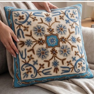 Funda de cojín con bordado Crewel de Cachemira — Diseño geométrico de azulejos en color marfil y turquesa - Product Image 4