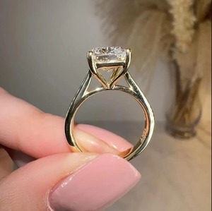 Anillo de Compromiso con Diamante de Corte Cojín Alargado, Diamante Creado en Laboratorio en Oro Amarillo de 14K con Certificado IGI para Mujer - Product Image 4