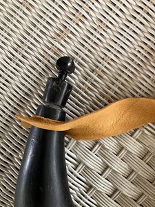 Correa de Cuero con Polvo de Cuerno de Búfalo Ecológica Hecha a Mano por ILAHI, Arte Folclórico Rústico, Feng Shui, Coleccionable, Forma Natural - Product Image 1