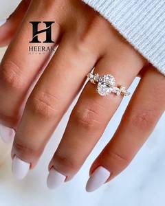Bague de fiançailles asymétrique unique en or jaune 14 carats avec diamant de laboratoire ovale de luxe et grappe de diamants, inspirée de la nature, bijoux de mariée - Product Image 4
