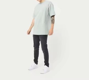 T-shirt homme col rond à épaules tombantes 100% coton, impression numérique personnalisée, avec logos brodés, faible quantité minimum de commande. - Product Image 1