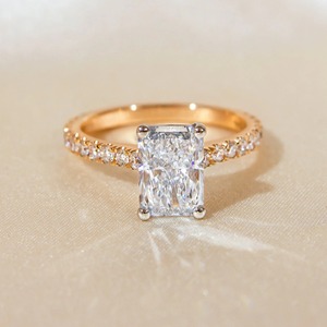 Anillo de Compromiso con Diamante Cultivado en Laboratorio, Corte Radiante, 1.50 Quilates, Oro Amarillo de 14K, Personalizado, Venta al Por Mayor - Product Image 1