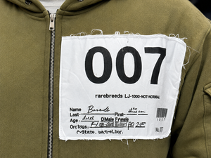 Sweat-shirt à capuche zippé vert olive pour homme, coupe oversize, style streetwear, en molleton bouclette 100% coton, couleur unie, logo embossé sur la manche gauche - Product Image 4