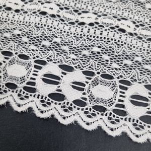 Tissu en dentelle extensible géométrique 17,5 cm en nylon et élasthanne à bord festonné pour lingerie, robes et confection de vêtements - Product Image 3