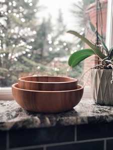 Bol à salade en bois d'acacia artisanal : bols ronds ondulés écologiques à grain unique, vaisselle de cuisine artisanale, passe au lave-vaisselle, classique - Product Image 2