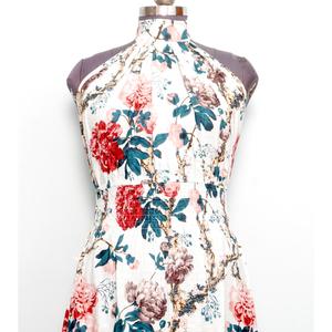 เดรสยาวลำลองผู้หญิง ผ้าฝ้าย 100% ระบายอากาศได้ดี เป็นมิตรกับสิ่งแวดล้อม คอแบบผูก สายคล้องไหล่ แขนตก ทรงเอไลน์ ลายดอกไม้สไตล์โบโฮ - Product Image 3