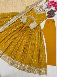 Salwar Kameez traditionnel indien en soie lourde brodée, coupe ajustée, avec dupatta de créateur, manches longues, prêt-à-porter - Product Image 4