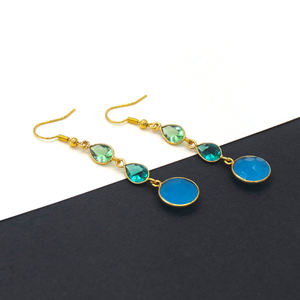 ต่างหูห้อยประดับพลอยอะมาทิสต์สีเขียว อะพาไทต์ และบลูโทแพซรูปดอกไม้ |   เครื่องประดับงานแต่งทำมือ ชุบทอง 18K บนทองเหลือง - Product Image 3