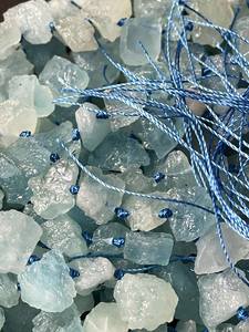 ลูกปัดอะความารีนธรรมชาติทรงก้อน รูปทรงสวยงาม พลอยสีน้ำเงินดิบ ร้อยเป็นเส้นเต็ม สำหรับทำเครื่องประดับ - Product Image 4