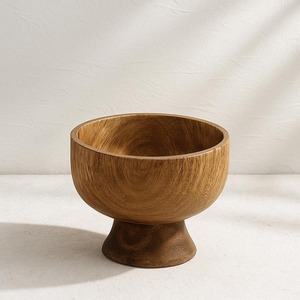 Elegante tazón de madera para servir, ideal para hogares modernos, con forma clásica y diseño único hecho a mano. - Product Image 1