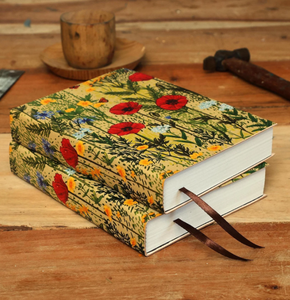 Diario hecho a mano con diseño de campo de amapolas, cuaderno de tapa dura con flores silvestres rojas, amarillas y azules, con cinta, estampado vintage, regalo para amantes de la naturaleza - Product Image 1