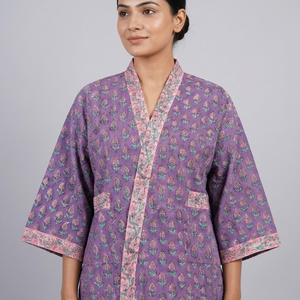 Robe courte kimono en coton violet, légère et matelassée, avec imprimé floral, poches avant et détails de bordure, idéale comme vêtement de nuit. - Product Image 3