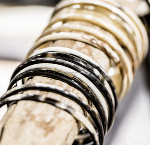 Brazaletes de cuerno de búfalo Elegancia hecha a mano para mujeres y niñas - Product Image 2