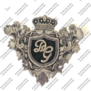 Patch brodé à la main personnalisé - Product Image 1