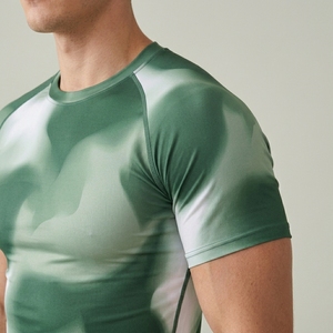 T-shirt de compression personnalisé pour homme, coupe ajustée, manches courtes, vêtements de sport actifs, entraînement en salle de sport, haut de performance - Product Image 3