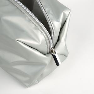 กระเป๋าเครื่องสำอางซิปไนลอนสีเงินพรีเมียม รับทำโลโก้ ปรับแต่งขนาด สี แฟชั่น สำหรับเดินทาง ใช้ในชีวิตประจำวัน ROOTSMEN - Product Image 6