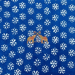 Tela Suave con Estampado Floral Sanganeri Indigo de la India, Textil Ecológico para el Hogar, para Ropa de Cama, Cortinas, Forros, Bolsas, Juguetes y Accesorios - Product Image 6