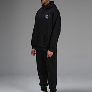 Ensemble de survêtement pour homme, noir, à capuche, long, 100% coton, sweat-shirt et pantalon décontractés avec logo sur le devant - Product Image 1