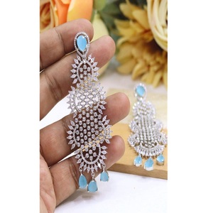 Magnifiques boucles d'oreilles pendantes en laiton plaqué argent de qualité supérieure avec zircon, tendance, pour femmes, pour les soirées, collection de mode - Product Image 2