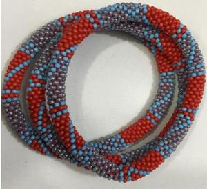 สร้อยข้อมือลูกปัดแก้วญี่ปุ่นสีแดงลายผสมแบบพู่ห้อย - ของขวัญฮิปฮอปสำหรับเด็ก ปรับความยาวได้ - Product Image 2