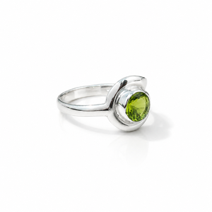 Bague en argent 925 artisanale avec pierre de péridot naturelle taille ronde, style minimaliste ondulé, pour mariage - Product Image 2