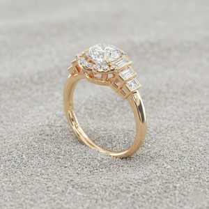 แหวนหมั้นเพชรทรงบาแกตต์ประดับด้วยเพชรแบบเฮโล ชุบทองคำสีกุหลาบ ตัวเรือนทองคำแบบหนามเตย สำหรับเพชรที่ได้รับการรับรอง - Product Image 2