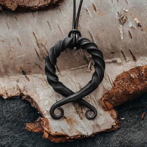 Collar con Colgante de Cuernos de Odín Retorcidos, Joyería Vikinga de Plata y Cobre Hecha a Mano con Cadena de Perlas, Superventas - Product Image 1