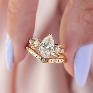 Bague de mariage en or 14 carats avec diamant de laboratoire, motif flèches courbées, chevron en V, bague d'éternité délicate, bijou de côté, cadeau d'anniversaire - Product Image 5