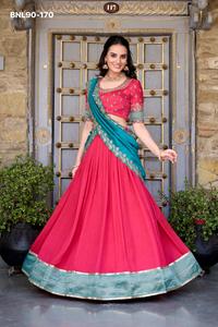 Ensemble Lehenga-Choli en toile de soie Vichitra de haute qualité avec broderie Zari, dentelle et bordure en dentelle à sequins – Vente en gros - Product Image 2