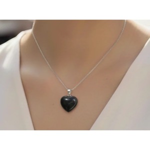 Pendentif en Onyx Noir Fait Main en Gros, Bijou en Pierre Naturelle Onyx Noir en Forme de Cœur avec Motif Poisson d'Inde - Product Image 1