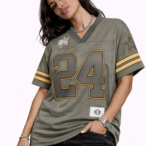 เสื้อเจอร์ซีย์อเมริกันฟุตบอลผู้หญิงคุณภาพพรีเมียม ผ้าตาข่ายทรงโอเวอร์ไซส์ สตรีทแวร์ ชุดทีม ระบายอากาศได้ดี โพลีเอสเตอร์ รับทำโลโก้ตามสั่ง OEM สหรัฐอเมริกา - Product Image 1