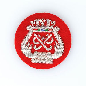Badges en tissu sergé brodé avec logos personnalisés, designs de haute qualité, fils de bullion OEM, avec épingle de sécurité, couleurs or/argent - Product Image 3