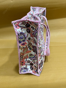 Sac fourre-tout matelassé floral fait main avec garniture rose, en tissu imprimé, sac à bandoulière léger pour le quotidien, sac de shopping de créateur - Product Image 2