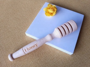 Cuchara de miel de madera personalizada de 13 cm de largo, regalo grabado, madera de haya FSC, regalo para amantes del miel - Product Image 3