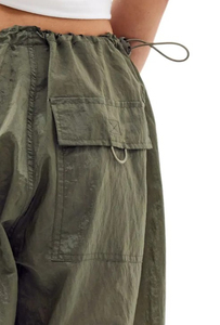Outfitize International Vente en gros Pantalons cargo pour femmes, style jogger, avec revers côtelés, multi-poches, tactiques, logo personnalisé, en gros - Product Image 2
