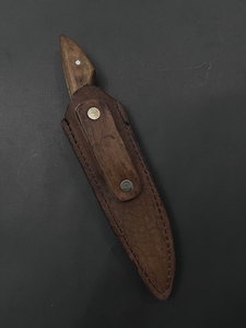 Couteau de chasse et de camping à lame fixe en acier forgé, lame partiellement dentelée, manche en bois, étui en cuir, durable - Product Image 4