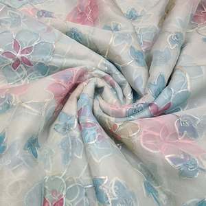 Tissu imprimé de qualité supérieure avec broderie, un textile moderne conçu pour les collections de mode et de vêtements élégants. Ce tissu est un article essentiel pour la mode. - Product Image 5