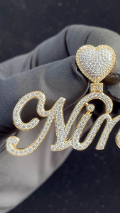 Pendentif personnalisé en moissanite, forme cœur, lettres script serties de pierres, collier statement de luxe hip-hop pour hommes et femmes - Product Image 3