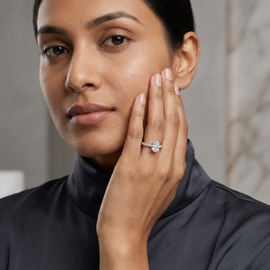 Bague de fiançailles classique en platine avec diamant de laboratoire taille poire, halo et diamants latéraux pour femme - Product Image 5