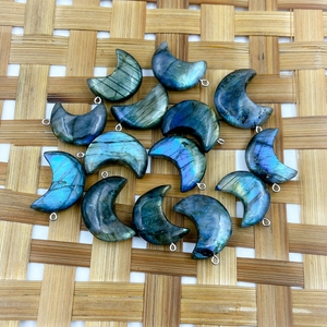 Chakralume - Piedra Curativa de Labradorita Natural Tallada en Forma de Luna Creciente, Pulida a Mano, para Meditación, Reiki y Energía de Chakras - Product Image 5