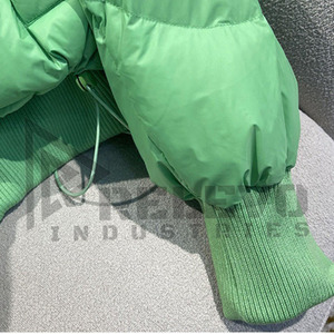 Veste matelassée personnalisée pour hommes et femmes, 280 GSM, col en fourrure enduite, à capuche, épaisseur standard, imperméable, écologique, respirante - Product Image 5