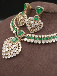 Juego de Collar y Aretes de Plata Chapada en Oro de Alta Calidad para Mujer, con Piedra Doble Verde, Diseño Floral Clásico, de Amaira Jewels - Product Image 6