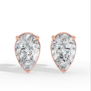 Boucles d'oreilles clous solitaires à trois griffes en diamant de laboratoire taille poire distincte, or 10K, bijoux fins de luxe, fournisseur en gros - Product Image 1