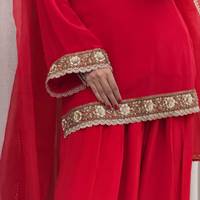 Ensemble de tenue ethnique traditionnel indien en satin rouge Fendy avec broderie et travail de sequins, comprenant un haut Farshi, un Salwar et un Dupatta, idéal pour les fêtes et les mariages