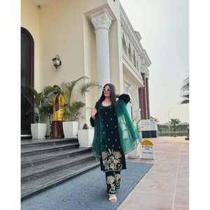 ชุดสูทงานเลี้ยงสวยงามสำหรับผู้หญิง พร้อมงานปักและงานประดับด้วยเลื่อม - Product Image 3