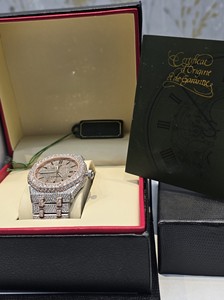 Montre d'affaires en or rose VVS1 avec cadran en quartz et diamants Moissanite, dotée d'un charme intégré au design complet du boîtier - Product Image 3